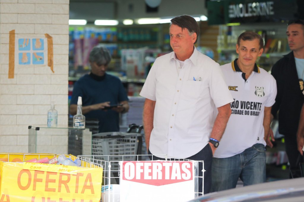 Sem máscara, Bolsonaro vai a lotérica e padaria em Brasília