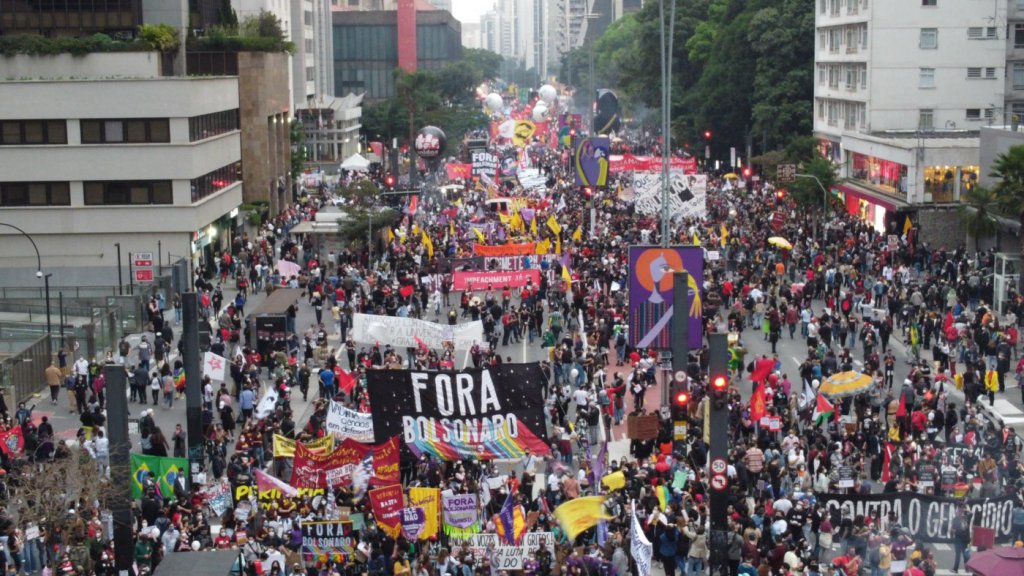 Agências bancárias são depredadas durante protesto em São Paulo