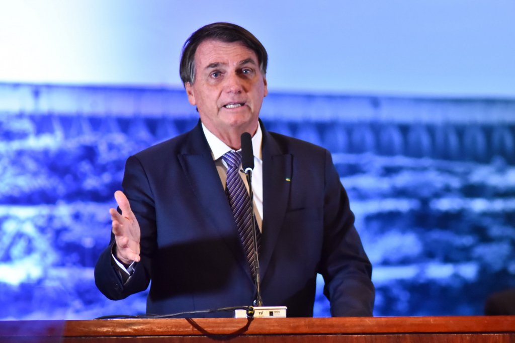 Em anúncio de internet para escolas, Bolsonaro critica regulação de redes sociais