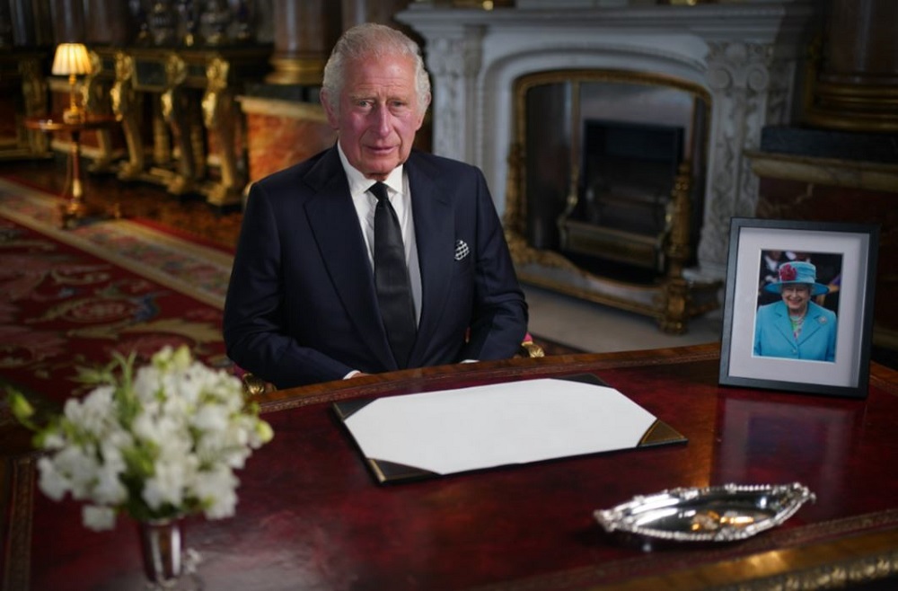 ‘Prometo servir aos britânicos por toda a vida como minha mãe fez’, diz rei Charles III