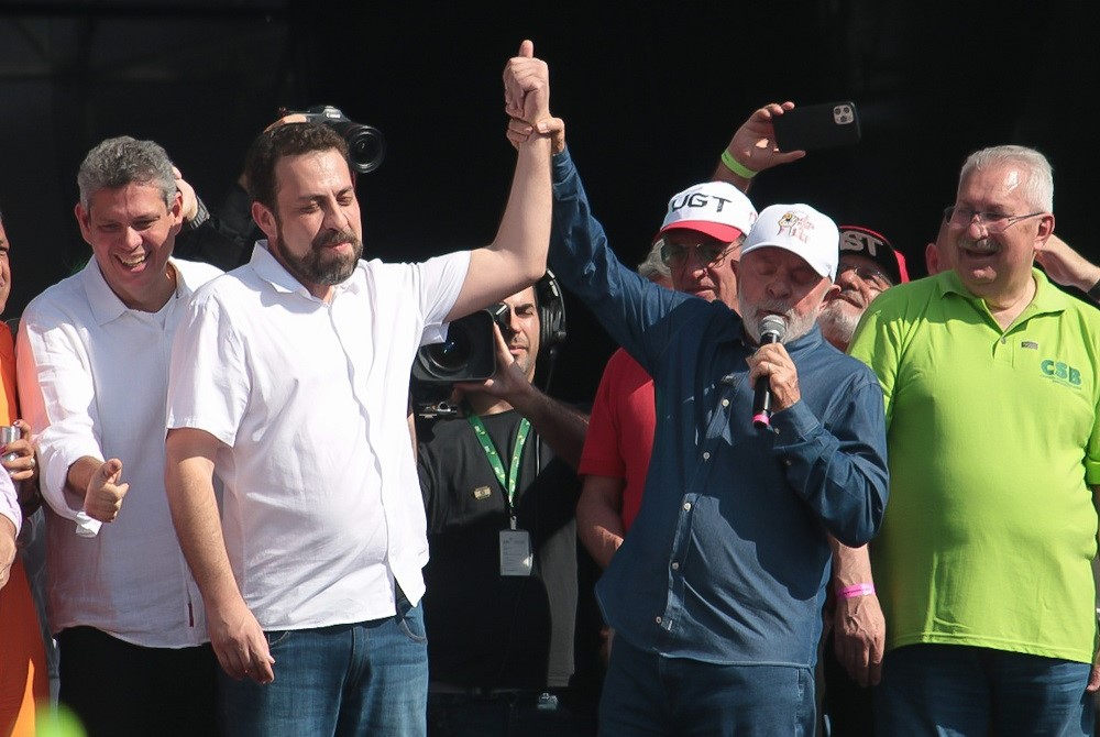 Lula pede votos a Boulos durante evento em Itaquera e é acusado de burlar regras eleitorais