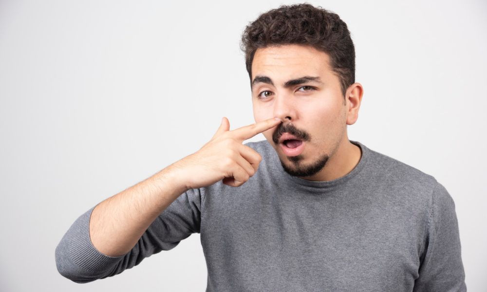 Estudo mostra que limpar nariz com o dedo eleva risco Alzheimer