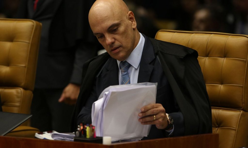 Moraes tranca ação da PGR e mantém investigação sobre live de Bolsonaro