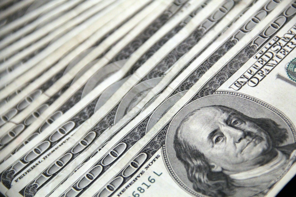 Dólar cai para R$ 4,85 após dados da inflação nos EUA