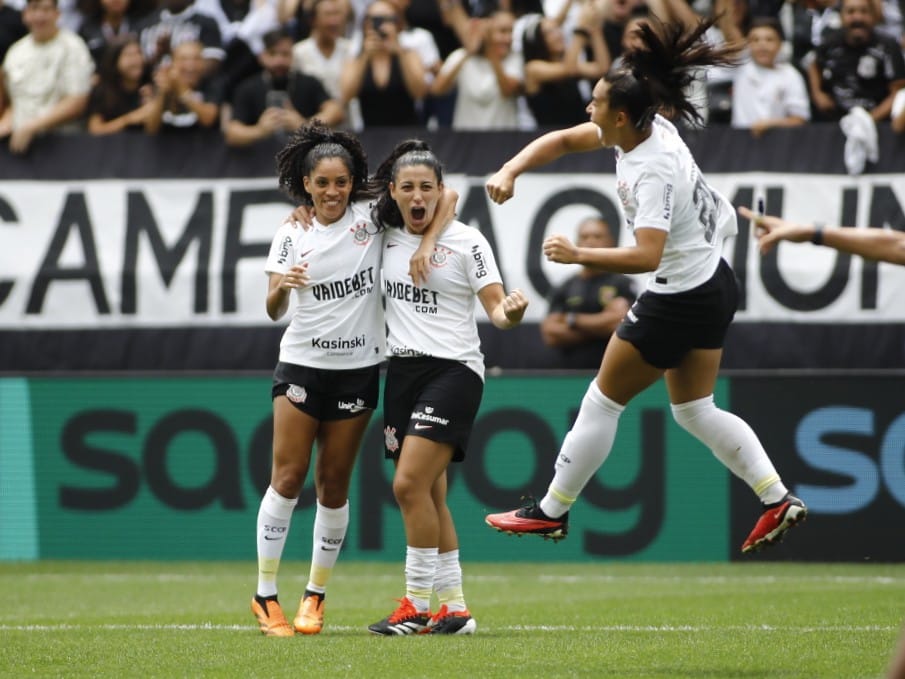 Corinthians vence o Cruzeiro em Itaquera e conquista a Supercopa feminina