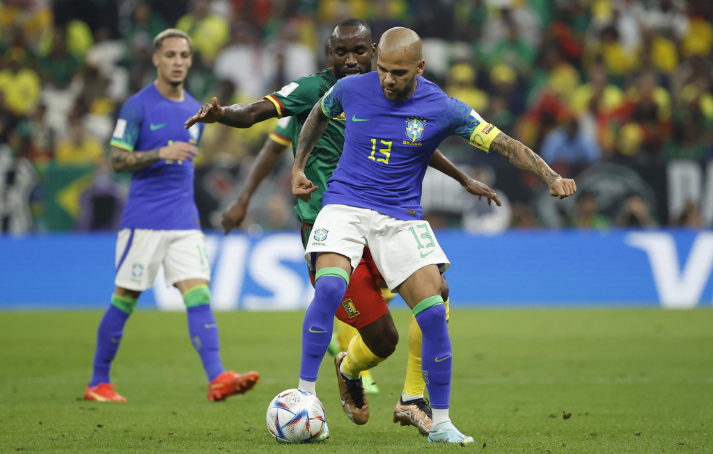 Contra Camarões, Daniel Alves se torna jogador mais velho a defender o Brasil em Copas do Mundo