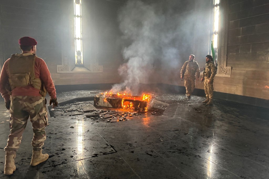 Rebeldes sírios incendeiam túmulo do pai de Bashar al-Assad