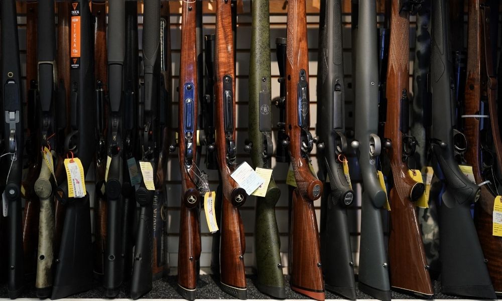 Iniciativa em Miami quer retirar armas das ruas e doá-las à Ucrânia
