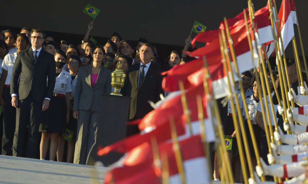 Bolsonaro participa de cerimônia da chegada de coração de D. Pedro I à Brasília