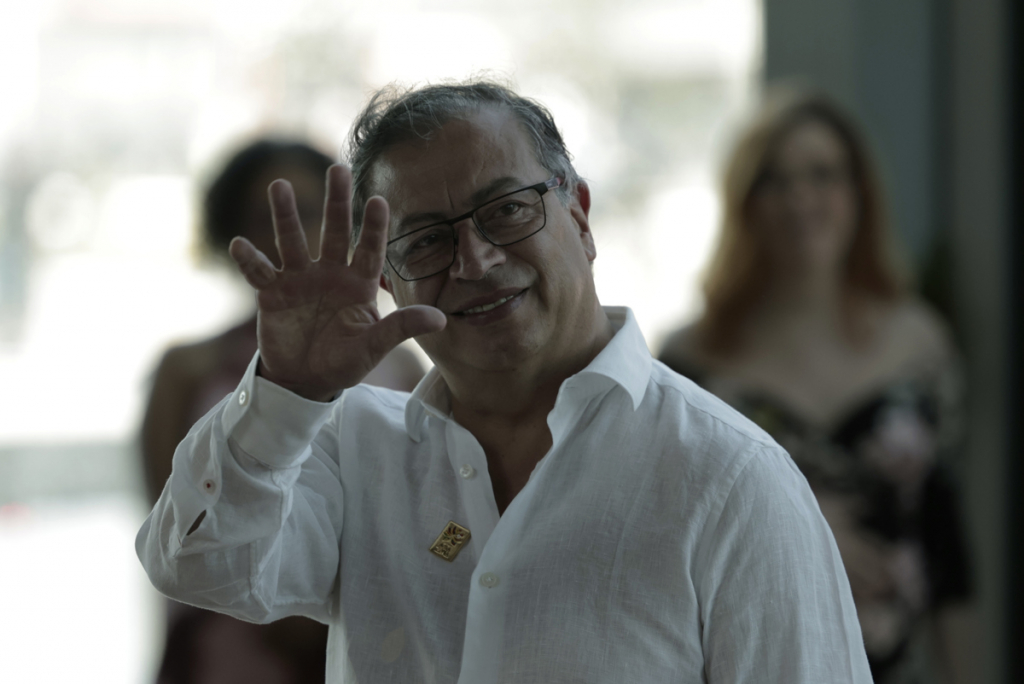 ‘Sou heterossexual’, diz presidente da Colômbia sobre suposto vídeo com mulher trans 