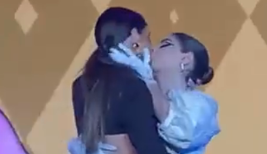 Gkay e Bianca Andrade chocam com beijão no MTV Miaw 2022, e público reage: ‘Desespero’