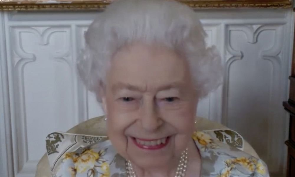 Rainha Elizabeth II diz que Covid-19 a deixou ‘muito exausta’
