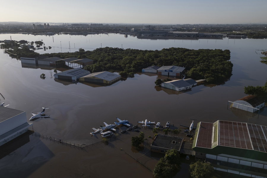 Operação especial retira aviões do Aeroporto Salgado Filho após enchentes
