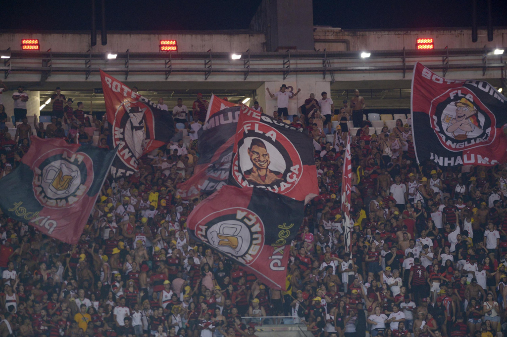Torcida do Flamengo é criticada por música ofensiva com Pelé e Maradona