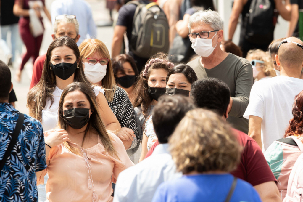 Secretaria do Ministério da Saúde recomenda uso de máscara com nova alta de casos da Covid-19