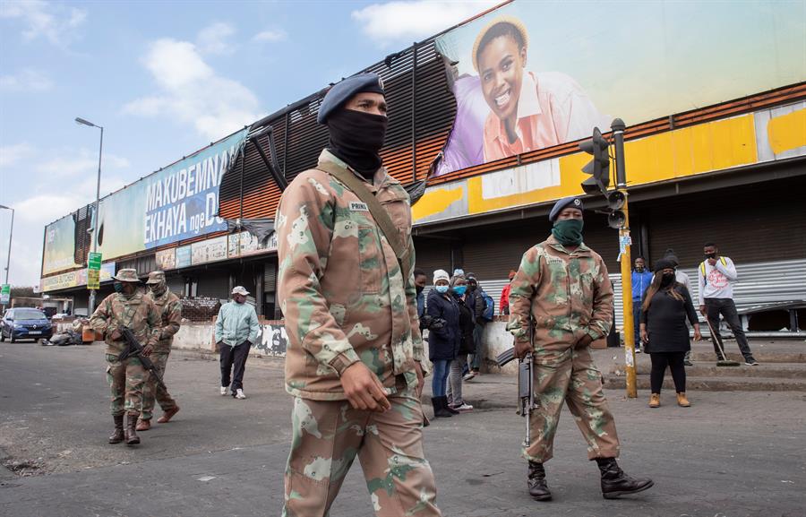 África do Sul mobiliza 25 mil tropas para tentar acabar com protestos violentos no país
