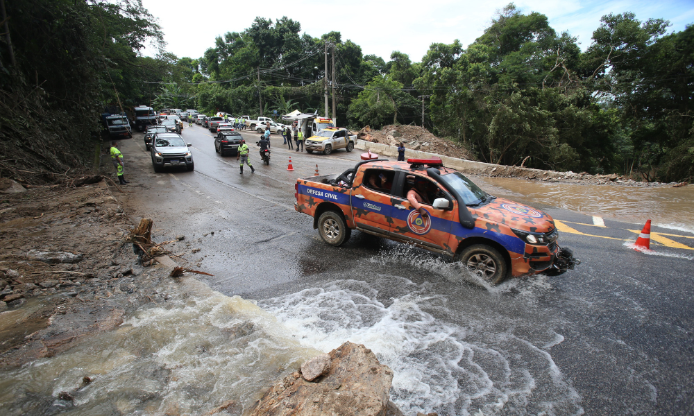 Trecho da Rio-Santos é liberado e turistas enfrentam congestionamento em saída do litoral norte
