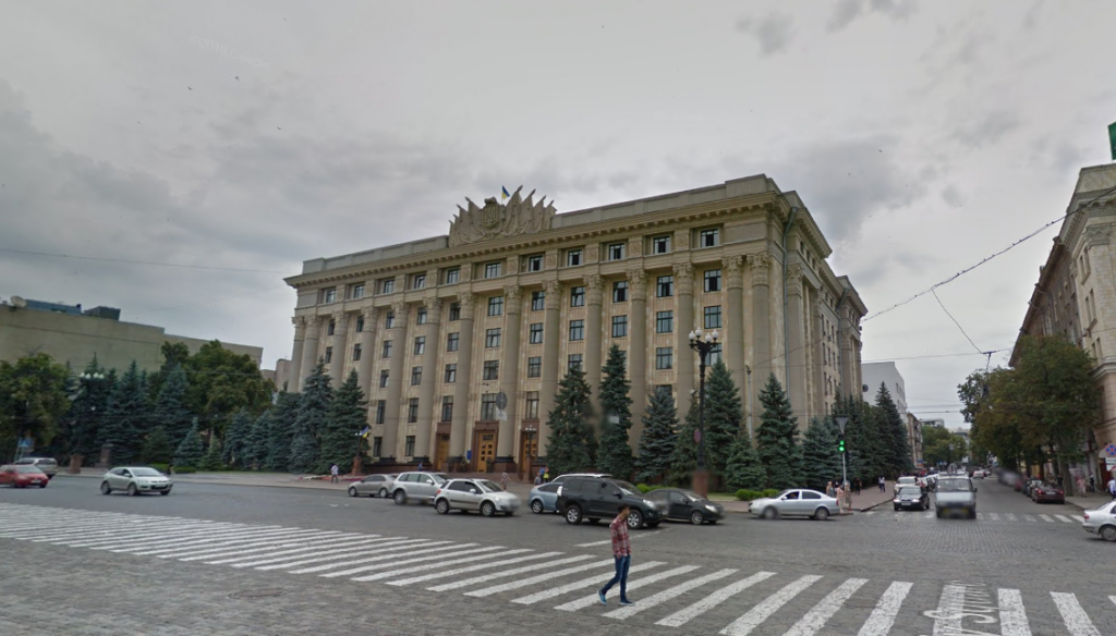 Míssil russo atinge prédio do governo em Kharkiv; veja vídeo