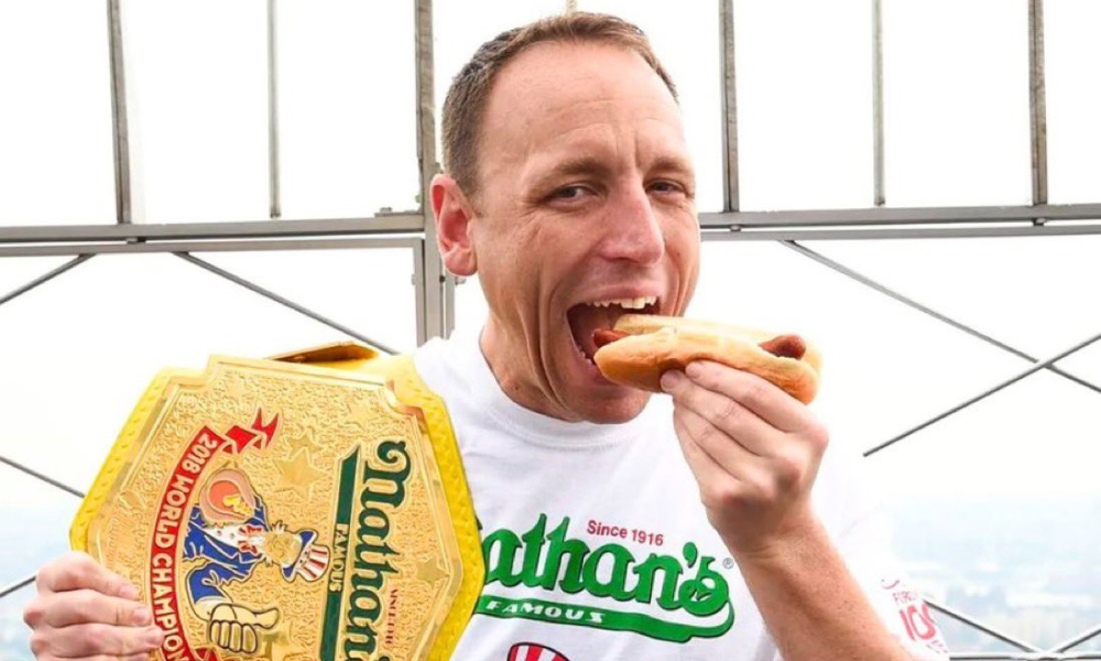 ‘Rei do hot dog’ devora 62 lanches em 10 minutos e vence concurso pela 16ª vez nos EUA; assista