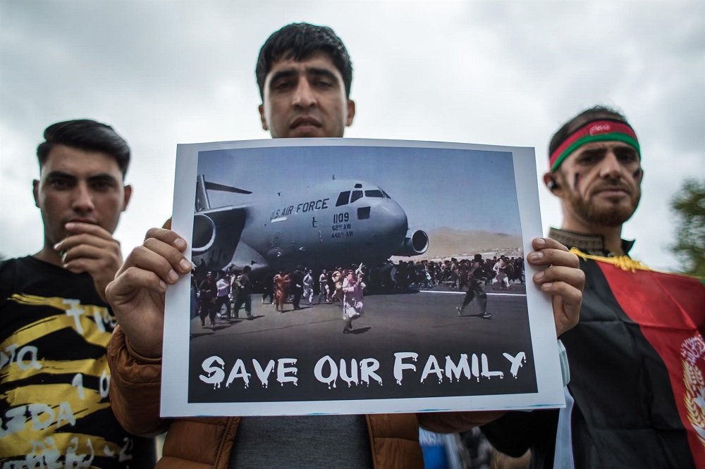 Reino Unido informa a morte de sete pessoas perto do aeroporto de Cabul e pede para EUA reverem retirada