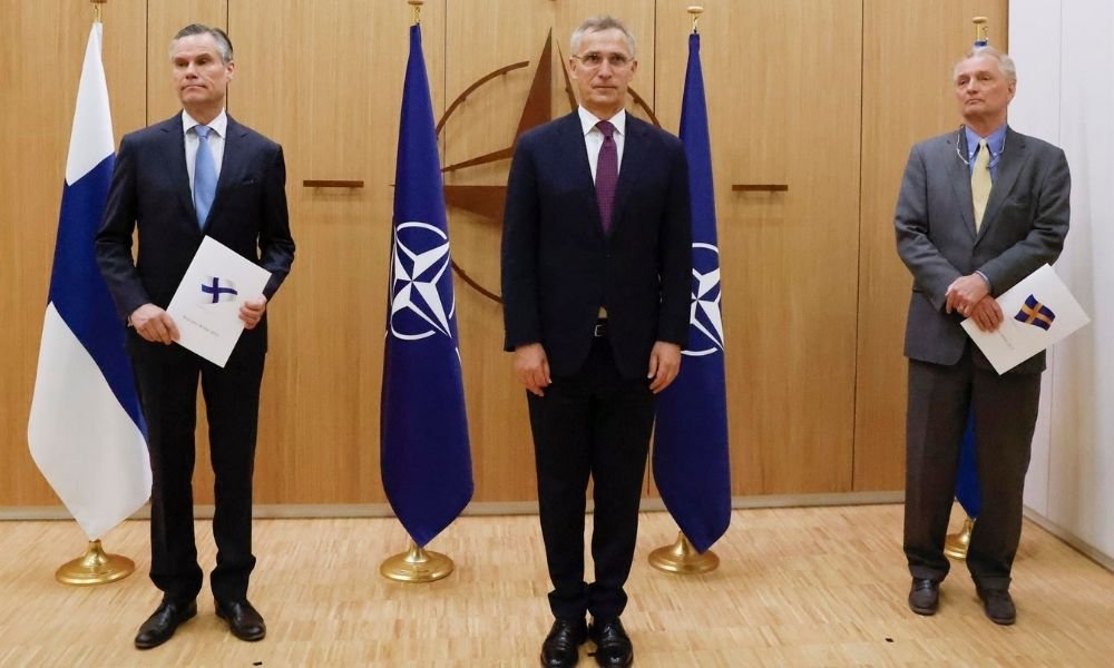 Finlândia e Suécia oficializam pedidos para adesão à Otan