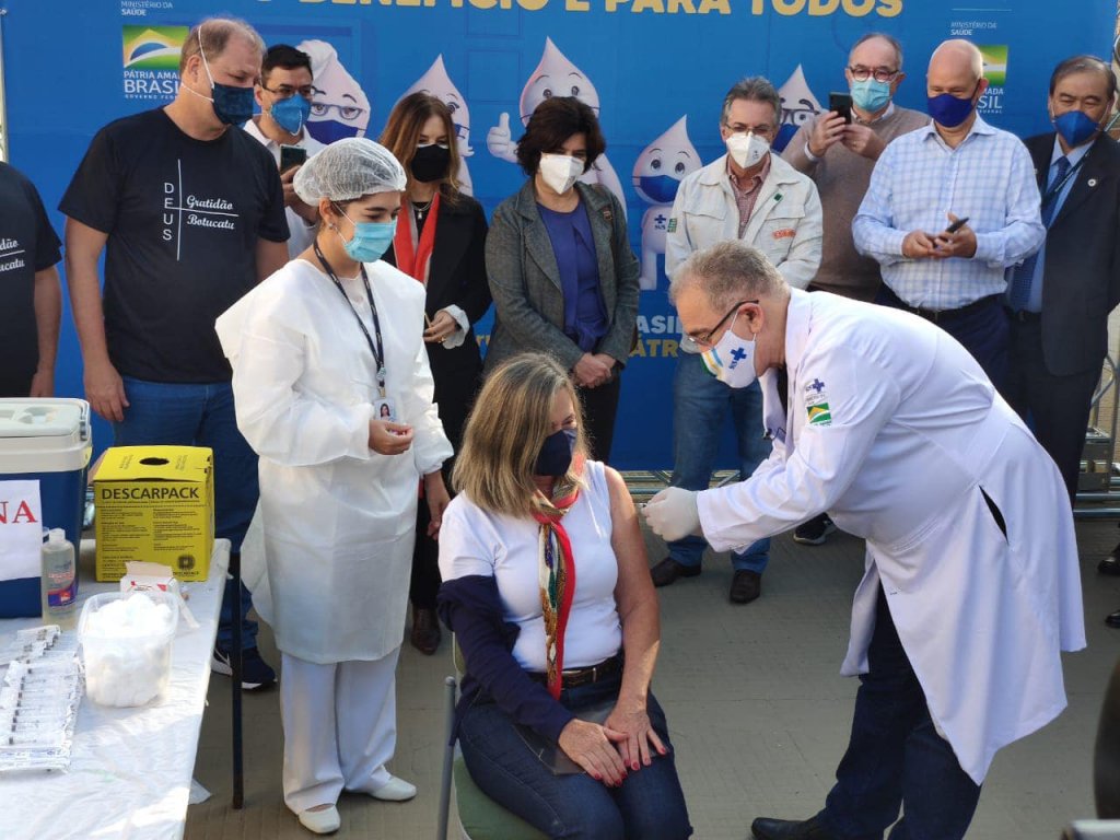 Queiroga abre vacinação em massa contra a Covid-19 em Botucatu, interior de São Paulo
