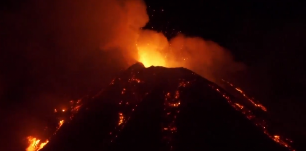 Mais ativo da Europa, vulcão Etna entra em erupção na Itália