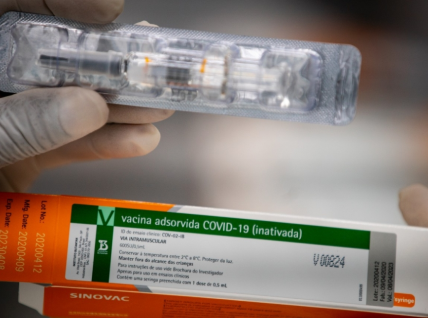Primeiras 120 mil doses da CoronaVac chegam ao Brasil