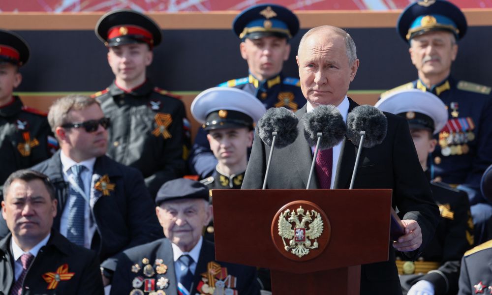 Medo faz Rússia celebrar Dia da Vitória discretamente, e Putin diz que Ocidente quer ver Moscou colapsar