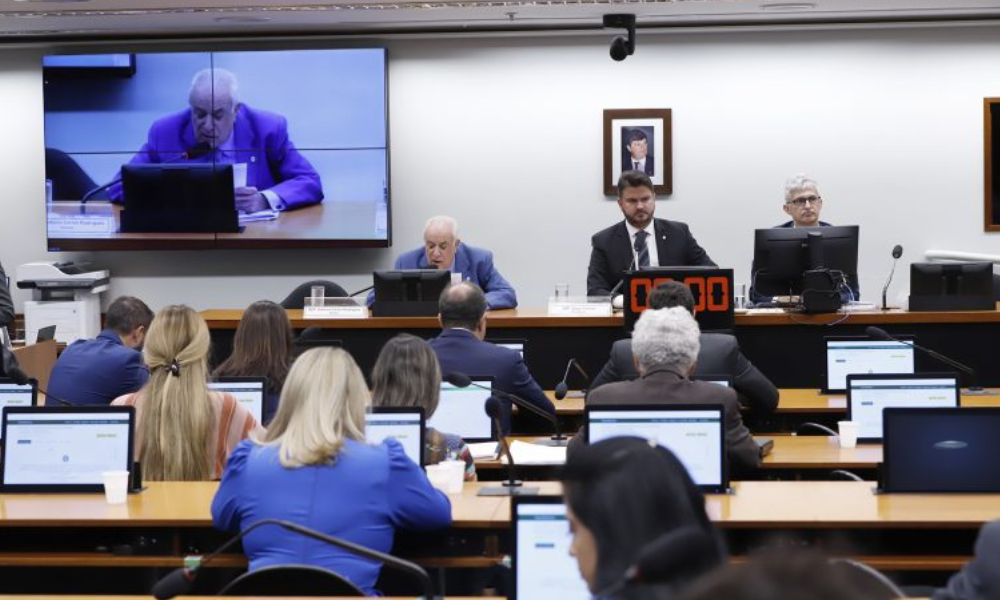 Comissão da Câmara adia votação da PEC da Anistia após pedido de vista coletivo