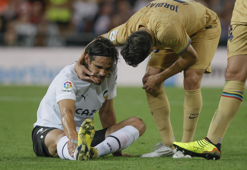 Cavani sofre lesão no tornozelo e gera apreensão na seleção uruguaia com aproximação da Copa