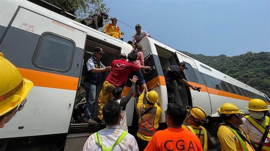 Trem de passageiros descarrila em Taiwan e causa a morte de 50 pessoas