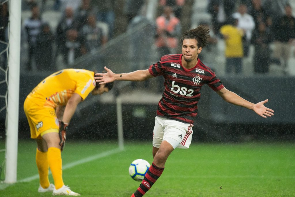 Jorge Jesus exalta Arão após jogador atingir marca de 300 partidas pelo Flamengo; assista