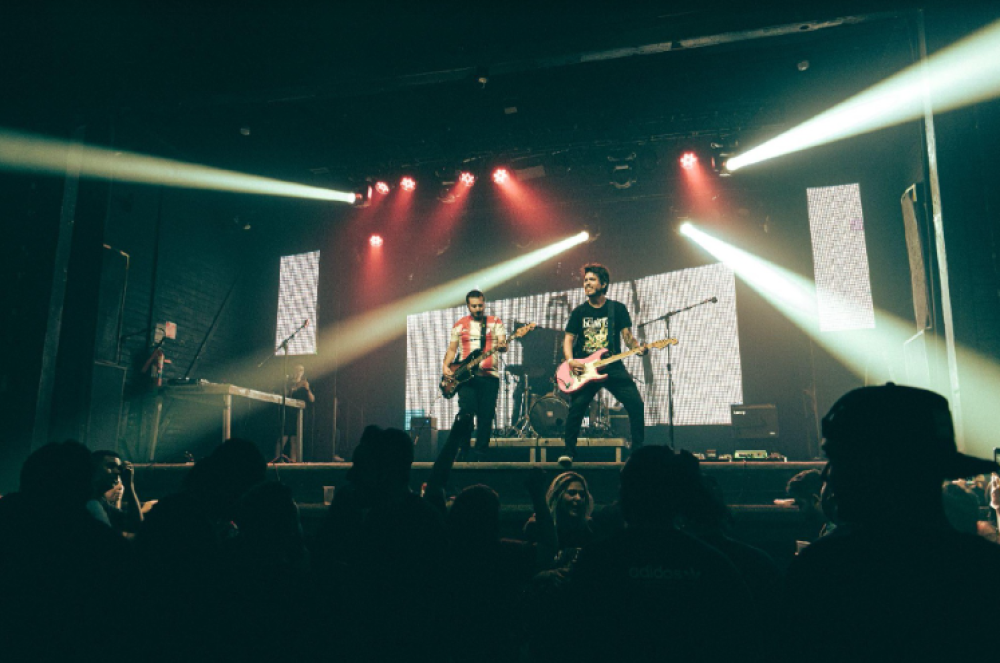 Fãs de Blink-182 ‘superam’ o cancelamento de show no Brasil com cover na zona oeste de São Paulo