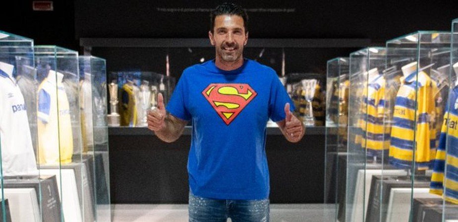 Aos 43 anos, Buffon fecha com o Parma até 2023 e é chamado de ‘Super-Homem’