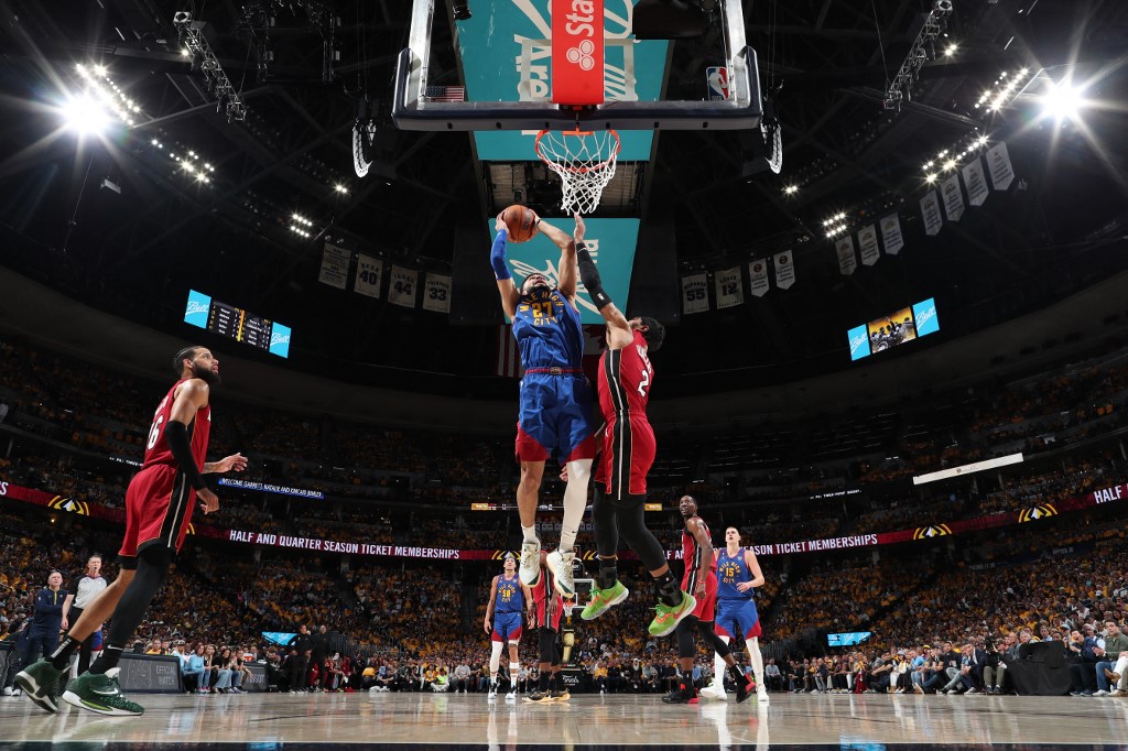 Denver Nuggets bate Miami Heat e abre vantagem nas finais da NBA