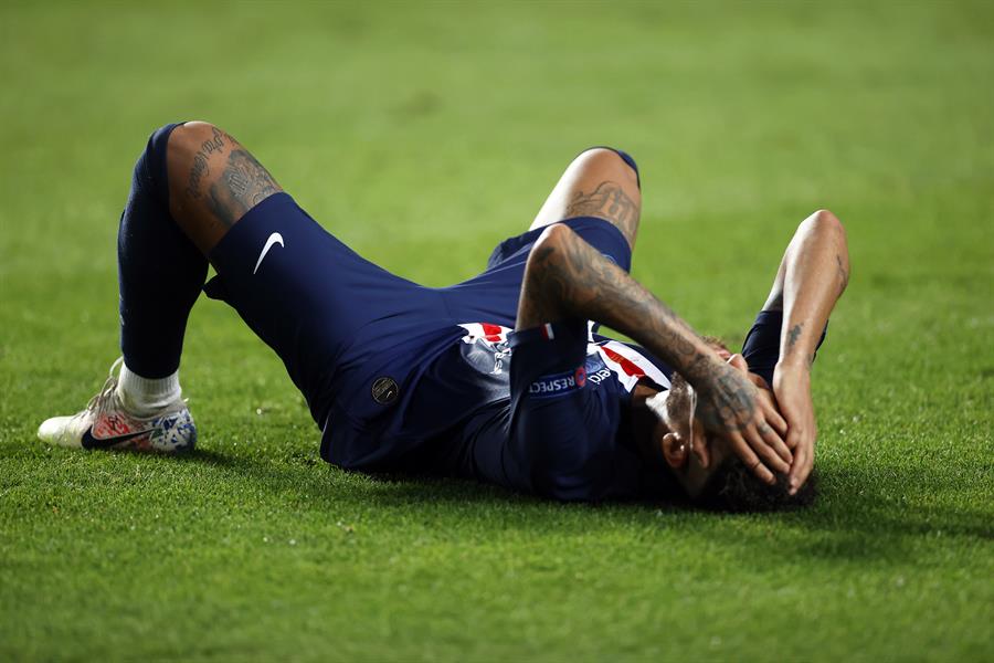 Neymar reclama de fama de ‘cai cai’ e lamenta nova lesão: ‘Choro é constante’