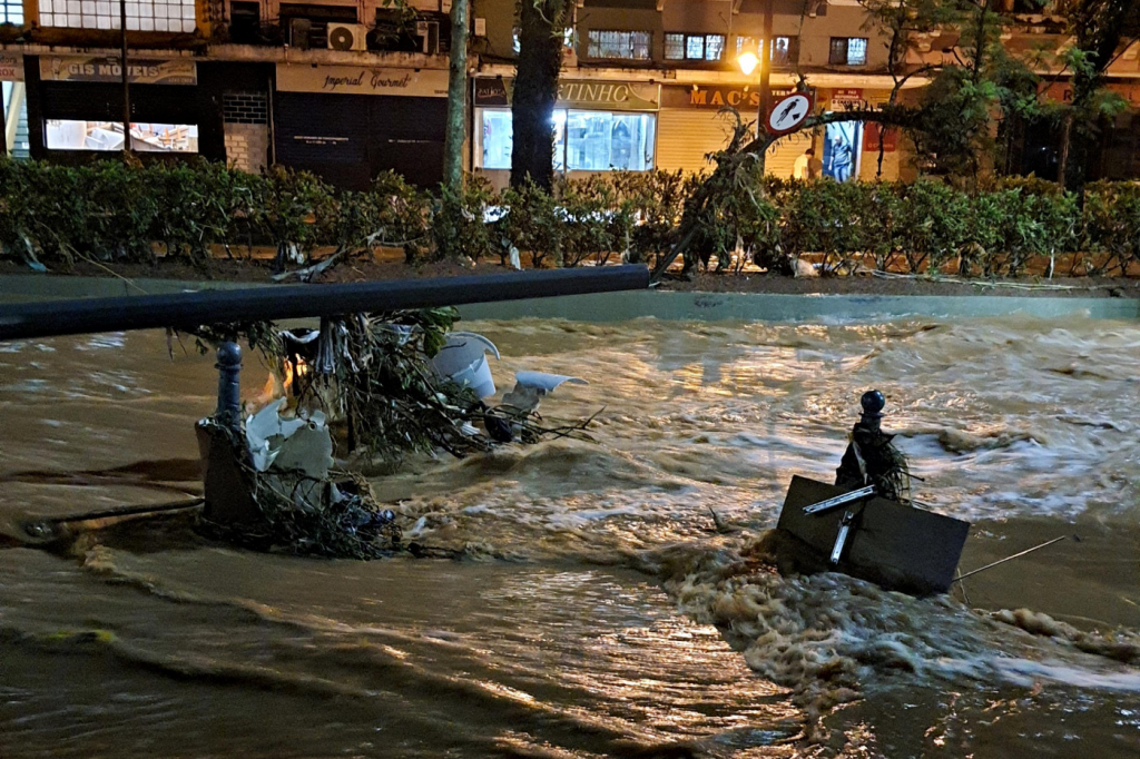 Fortes chuvas em Petrópolis deixam ao menos dezoito mortos