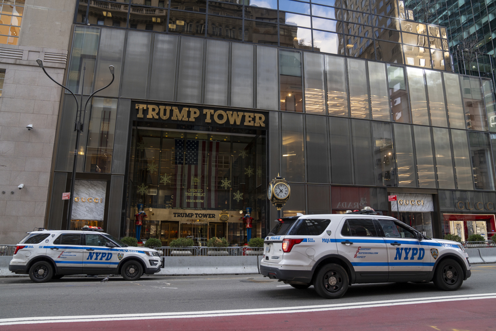 Explosão de veículo Tesla em frente a hotel de Donald Trump em Las Vegas levanta suspeitas de ato terrorista