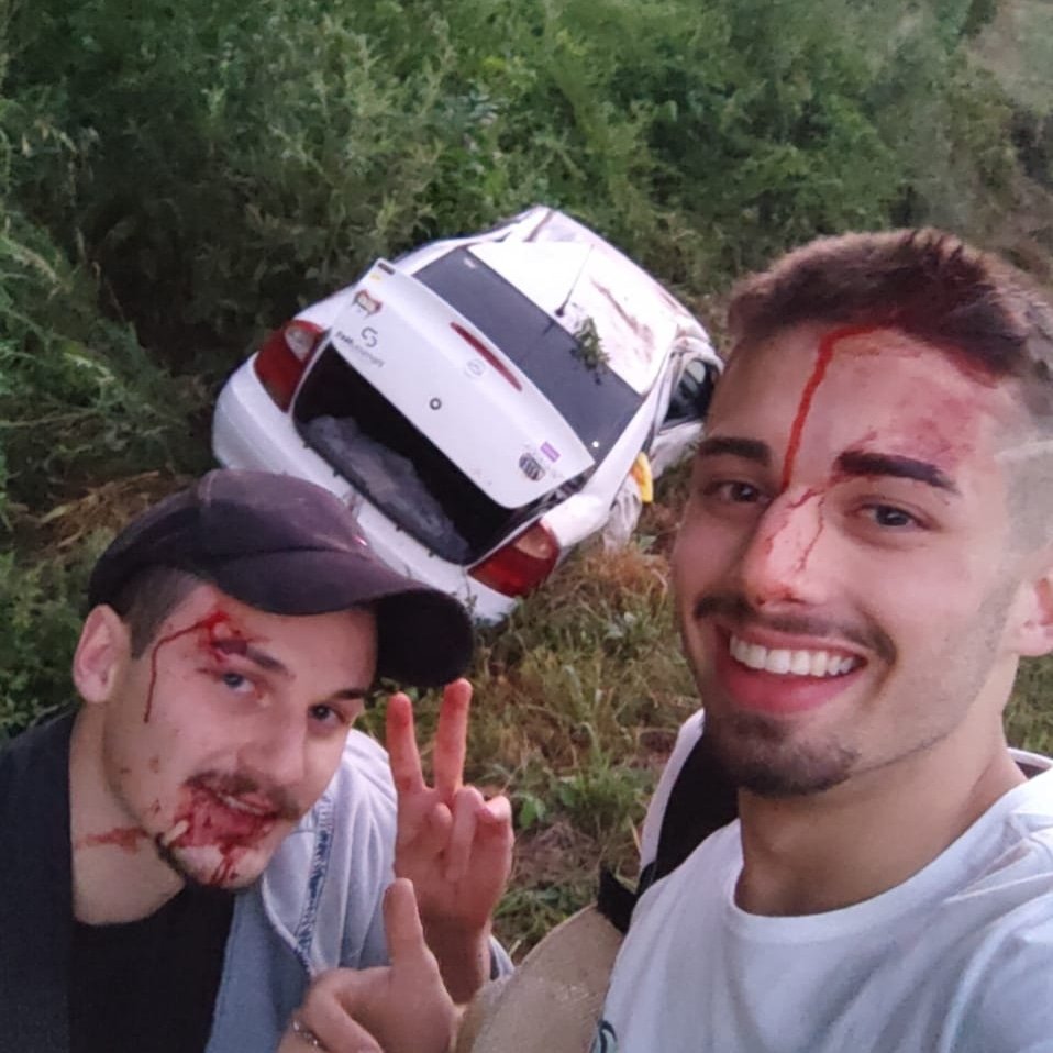 Jovens viralizam ao publicarem foto após acidente de carro no Rio Grande do Sul