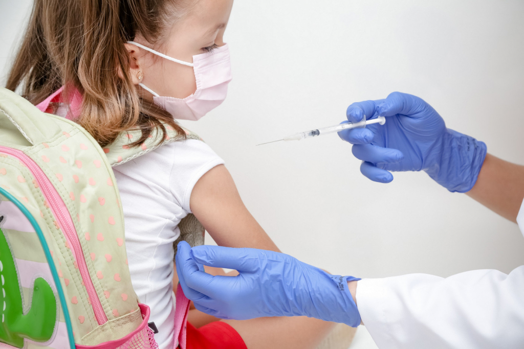 Com aumento de casos da variante Ômicron, é seguro mandar crianças para a escola antes da vacina?
