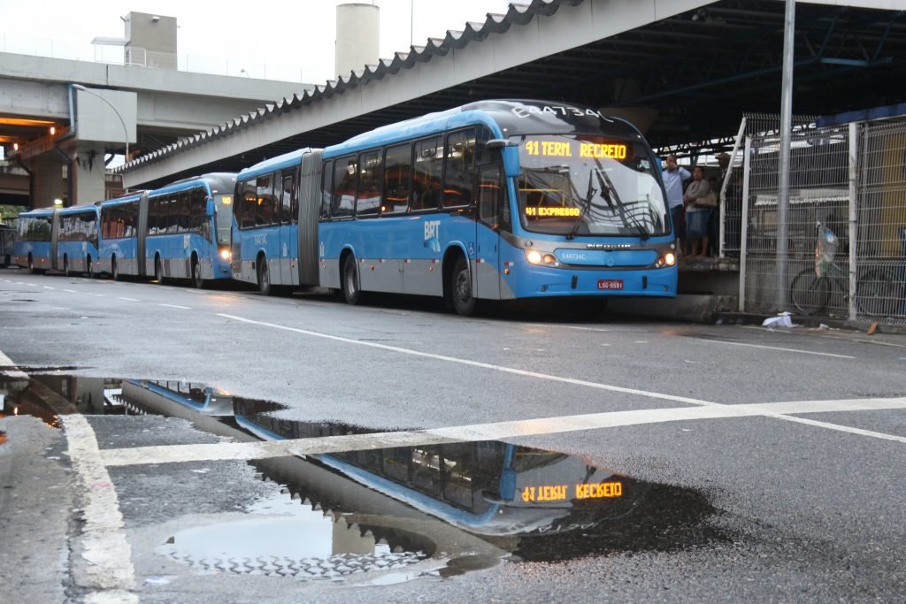 Terminal do BRT no Rio tem tumulto após atraso em circulação de ônibus