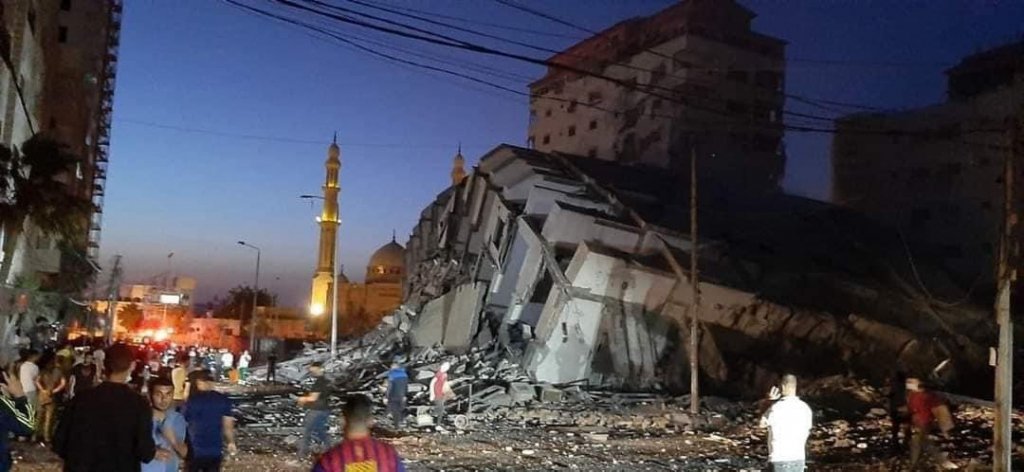 Israel derruba prédio residencial de 13 andares em ataque contra Faixa de Gaza