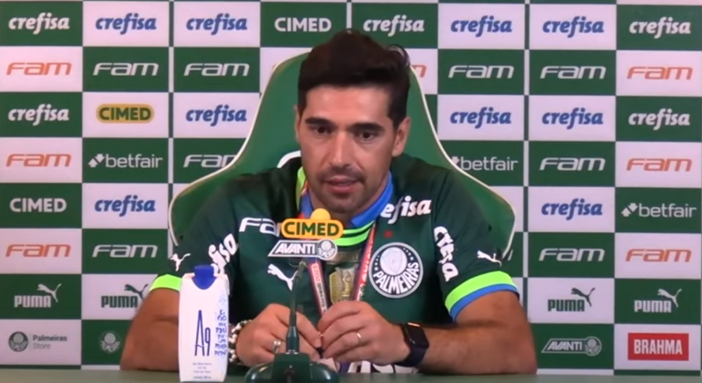 Abel Ferreira evita cravar permanência no Palmeiras ao desembarcar em Portugal; confira