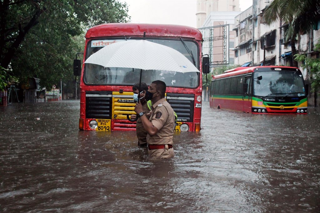 Ciclone deixa pelo menos 34 mortos e mais de 16 mil casas danificadas na Índia