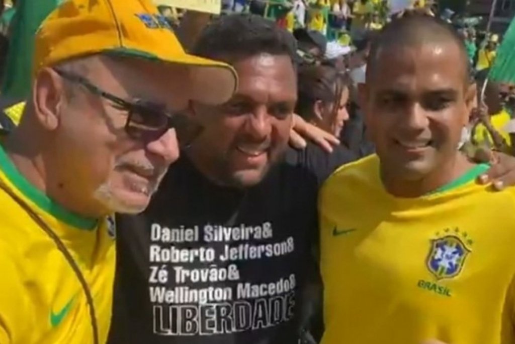Queiroz participa de ato a favor de Bolsonaro em Copacabana