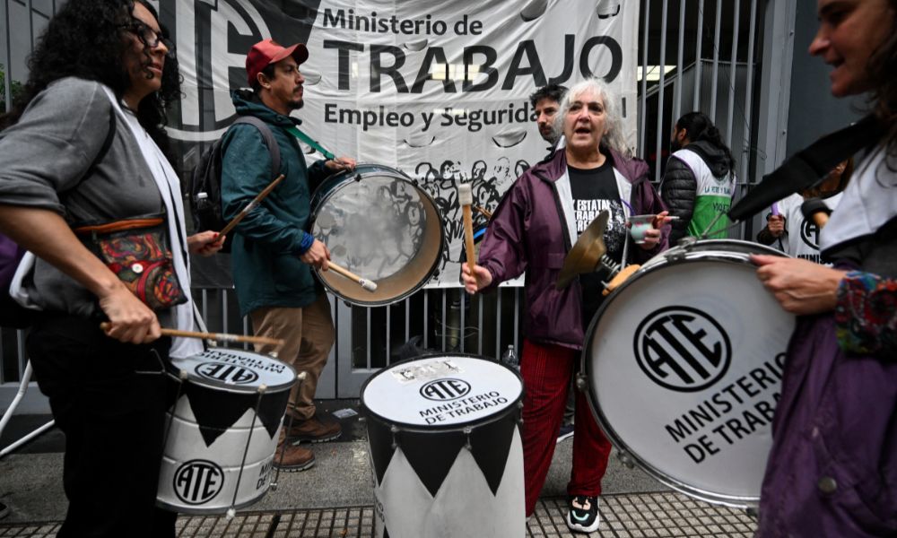 Funcionários públicos da Argentina tomam ruas em protesto contra demissão em massa do governo Milei