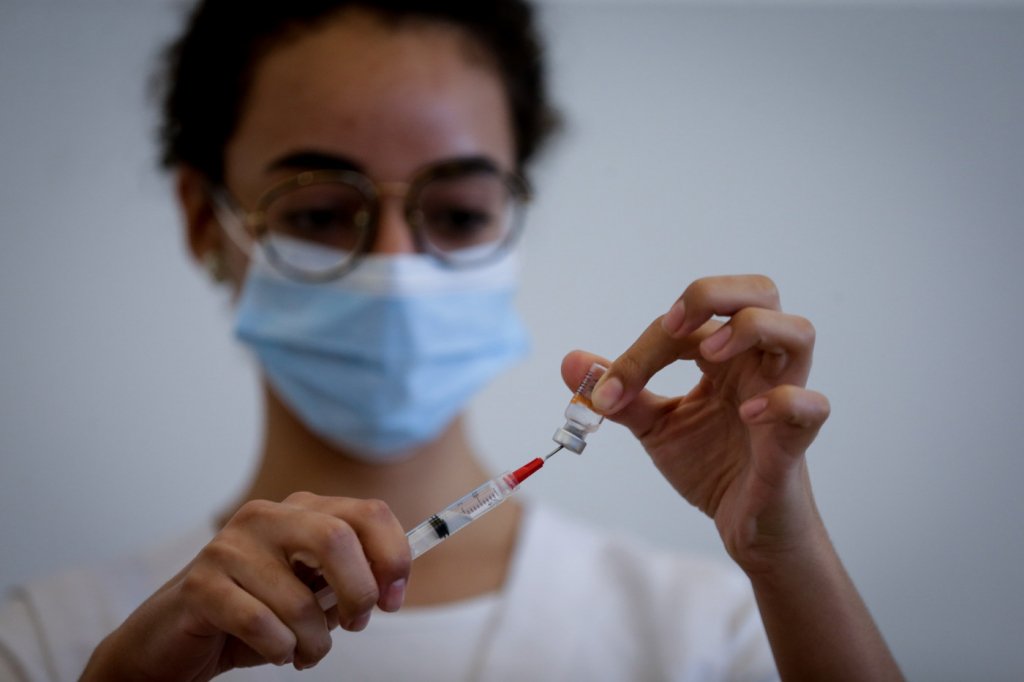 Israel inicia vacinação de adolescentes contra a Covid-19