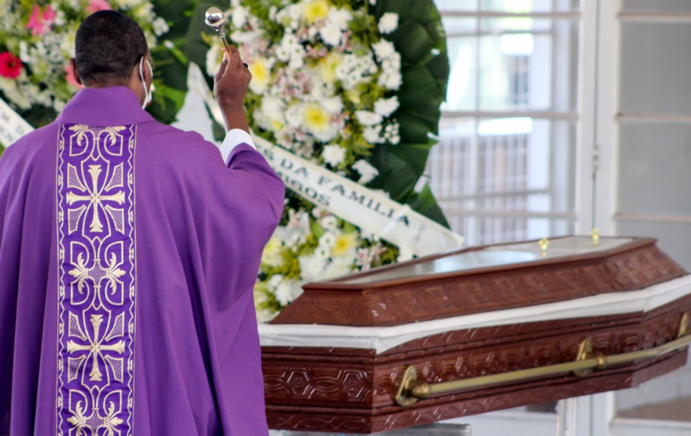 Vítima da covid-19, padre José Carlos Rodrigues, é sepultado em Marília