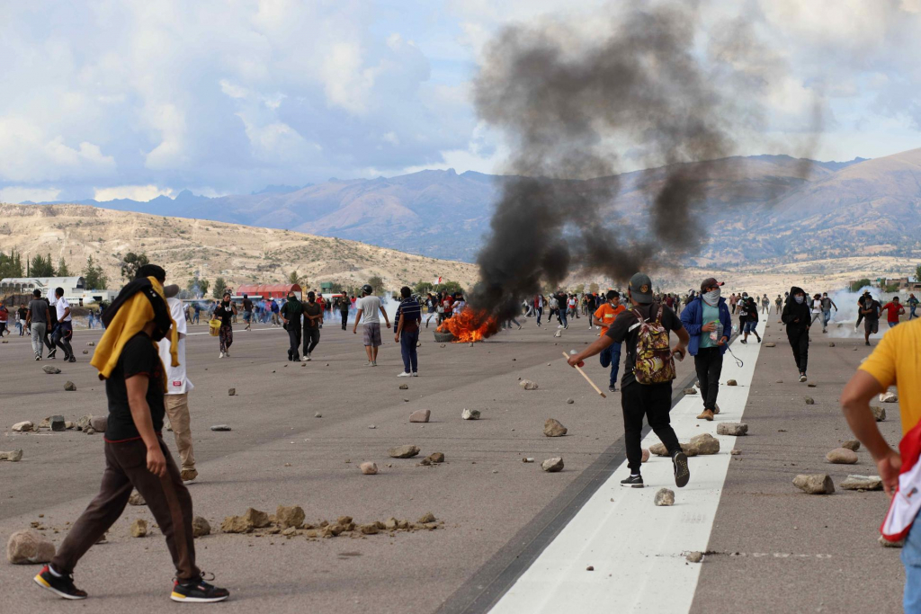 Sobe para 18 o número de mortos em protestos violentos no Peru